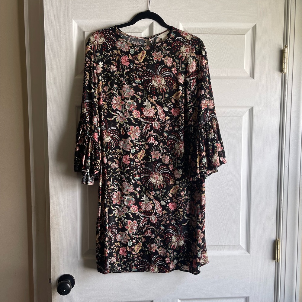 H&M Paisley knee length dress with flutter sleeves size 8 NWT